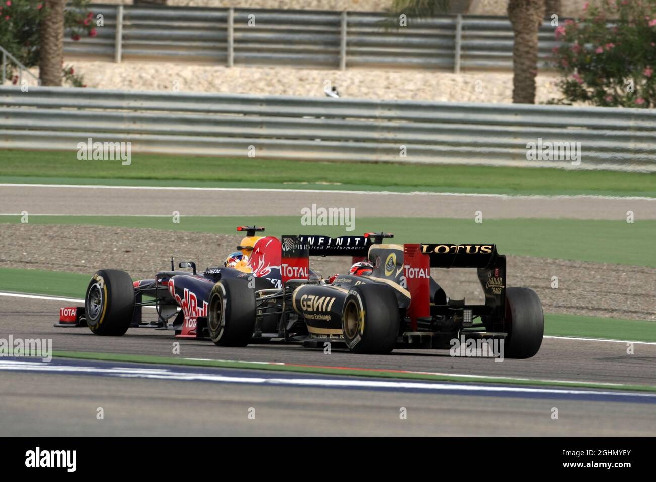 Kimi Raikkonen (fin), Lotus F1 Team e Sebastian Vettel (GER), Red Bull Racing 22.04.2012. Formula 1 World Championship, Rd 4, Gran Premio del Bahrain, Sakhir, Bahrain, Giorno di gara Foto Stock