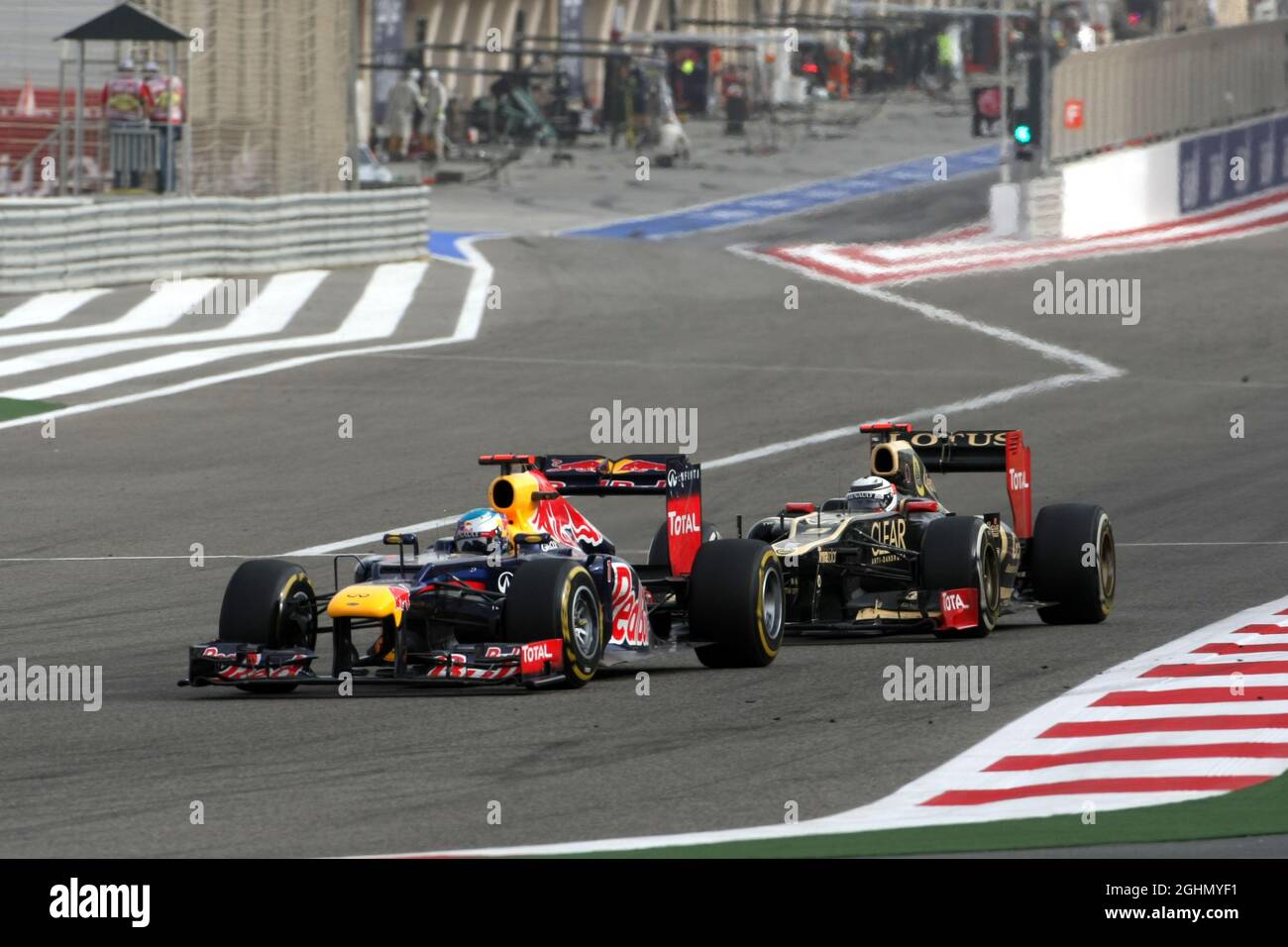 Sebastian Vettel (GER), Red Bull Racing e Kimi Raikkonen (fin), Lotus F1 Team 22.04.2012. Formula 1 World Championship, Rd 4, Gran Premio del Bahrain, Sakhir, Bahrain, Giorno di gara Foto Stock