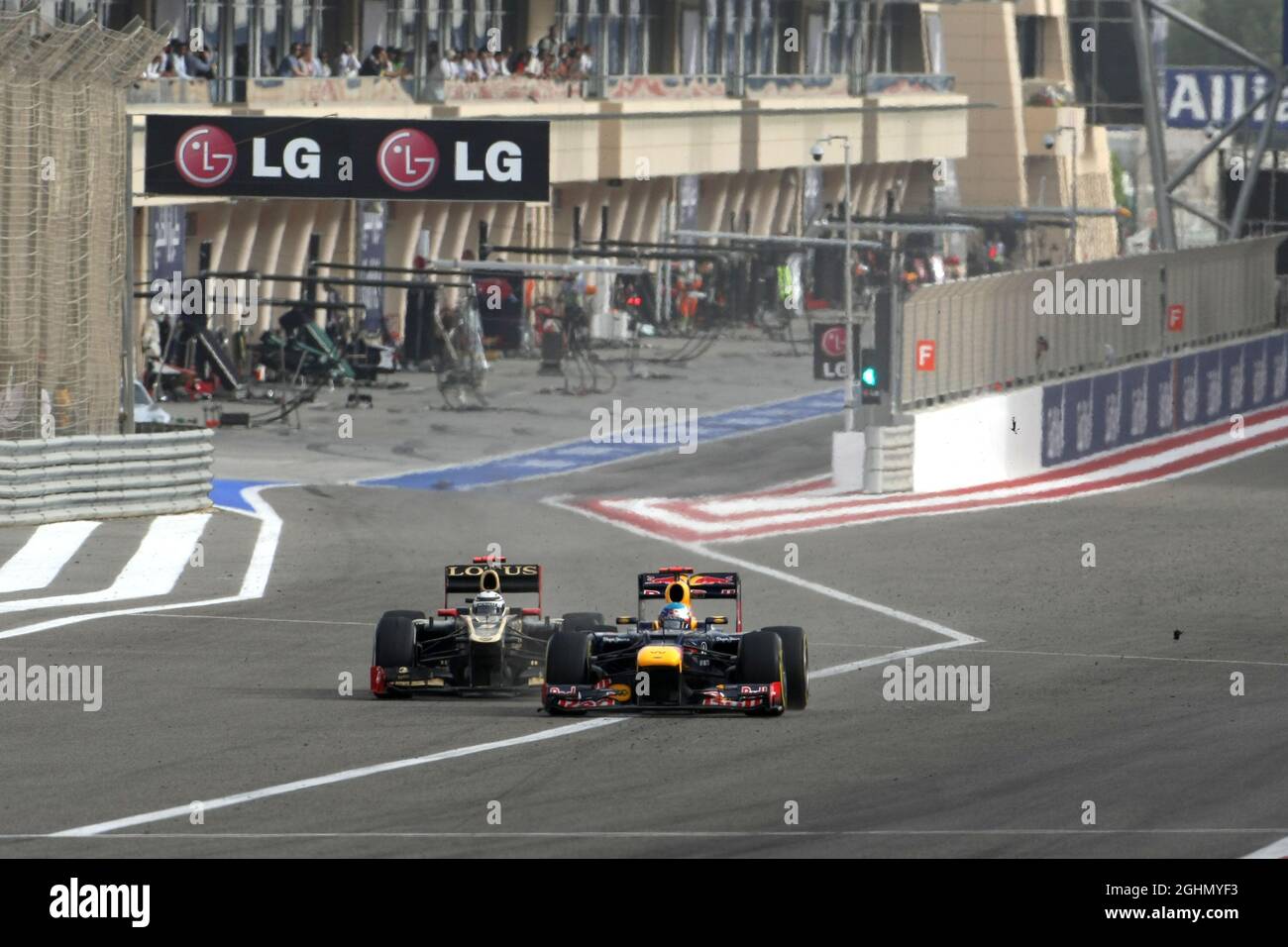 Sebastian Vettel (GER), Red Bull Racing e Kimi Raikkonen (fin), Lotus F1 Team 22.04.2012. Formula 1 World Championship, Rd 4, Gran Premio del Bahrain, Sakhir, Bahrain, Giorno di gara Foto Stock