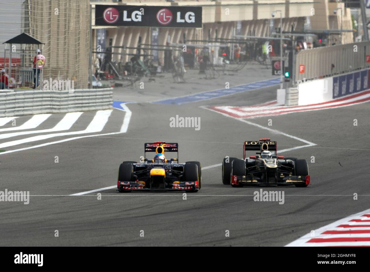 Sebastian Vettel (GER), Red Bull Racing e Kimi Raikkonen (fin), Lotus F1 Team 22.04.2012. Formula 1 World Championship, Rd 4, Gran Premio del Bahrain, Sakhir, Bahrain, Giorno di gara Foto Stock