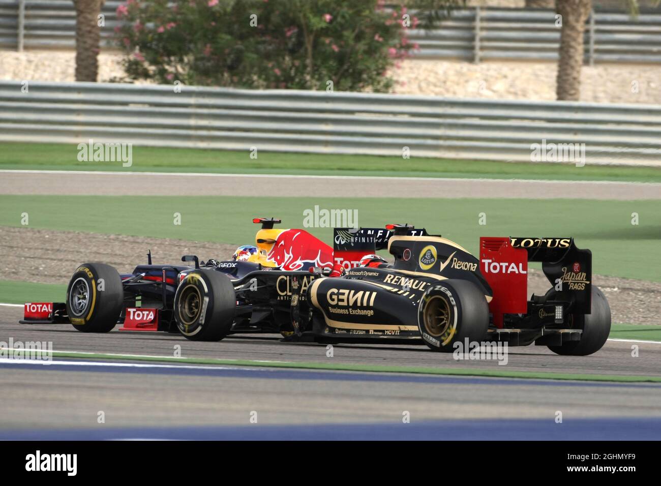 Kimi Raikkonen (fin), Lotus F1 Team e Sebastian Vettel (GER), Red Bull Racing 22.04.2012. Formula 1 World Championship, Rd 4, Gran Premio del Bahrain, Sakhir, Bahrain, Giorno di gara Foto Stock