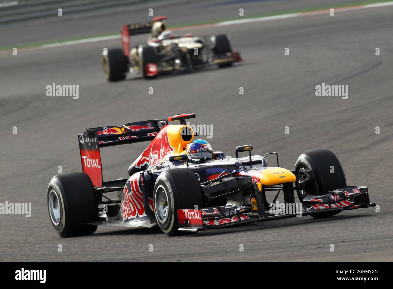 Sebastian Vettel (GER), Red Bull Racing guida Kimi Raikkonen, Lotus Renault F1 Team 22.04.2012. Formula 1 World Championship, Rd 4, Gran Premio del Bahrain, Sakhir, Bahrain, Giorno di gara Foto Stock
