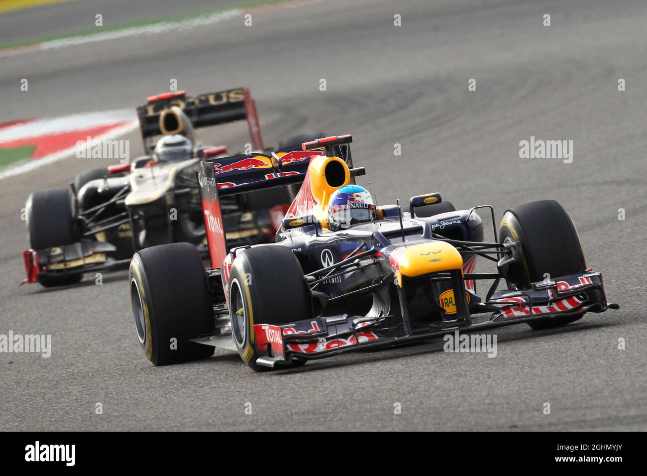Sebastian Vettel (GER), Red Bull Racing guida Kimi Raikkonen, Lotus Renault F1 Team 22.04.2012. Formula 1 World Championship, Rd 4, Gran Premio del Bahrain, Sakhir, Bahrain, Giorno di gara Foto Stock