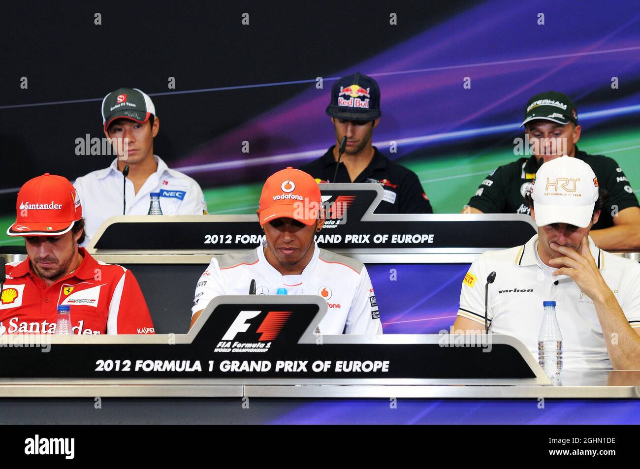 La FIA Press Conference (dalla fila posteriore (L alla R)): Kamui Kobayashi (JPN) Sauber; Daniel Ricciardo (AUS) Scuderia Toro Rosso; Heikki Kovalainen (fin) Caterham; Fernando Alonso (ESP) Ferrari; Lewis Hamilton (GBR) McLaren; Pedro De la Rosa (ESP) HRT Formula 1 Team. 21.06.2012. Formula 1 World Championship, Rd 8, Gran Premio d'Europa, Valencia, Spagna, Giorno di preparazione Foto Stock