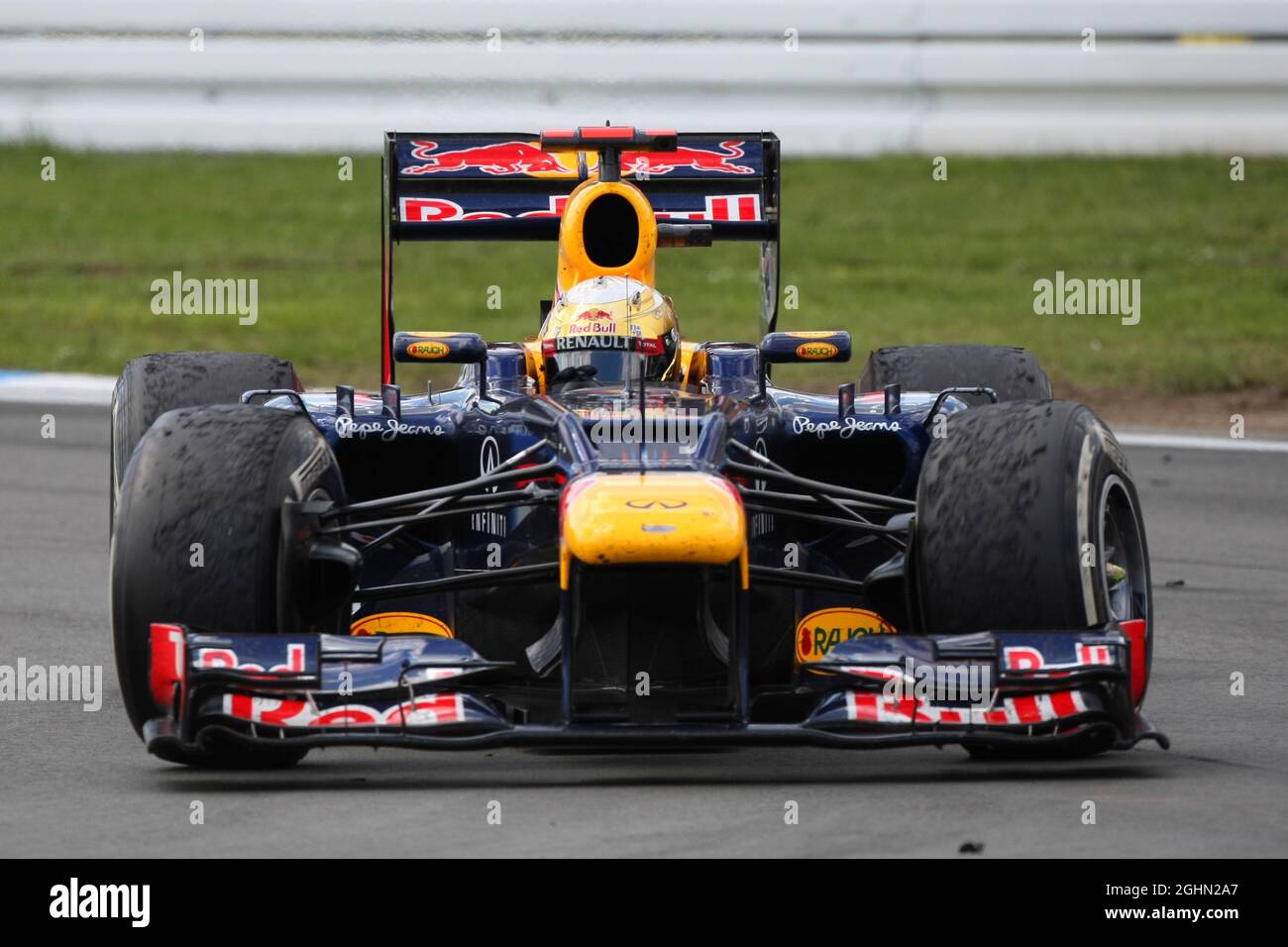 Sebastian Vettel (GER), Red Bull Racing con un Lotus F1 Team di granare sulle sue gomme 22.07.2012. Campionato del mondo di Formula 1, Rd 10, Gran Premio di Germania, Hockenheim, Germania, Giorno di gara Foto Stock