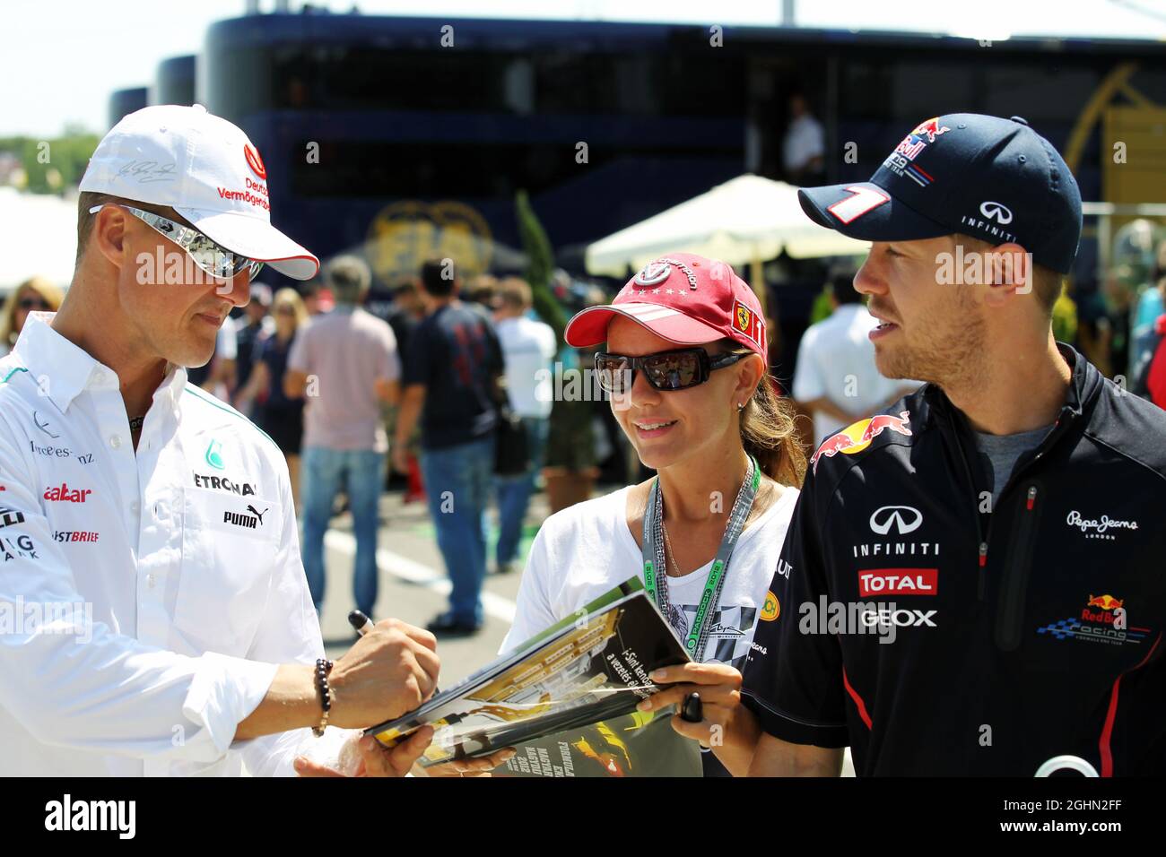 (Da L a R): Michael Schumacher (GER) Mercedes AMG F1 e Sebastian Vettel (GER) Red Bull Racing con un fan. 29.07.2012. Formula 1 World Championship, Rd 11, Gran Premio d'Ungheria, Budapest, Ungheria, Giorno di gara Foto Stock