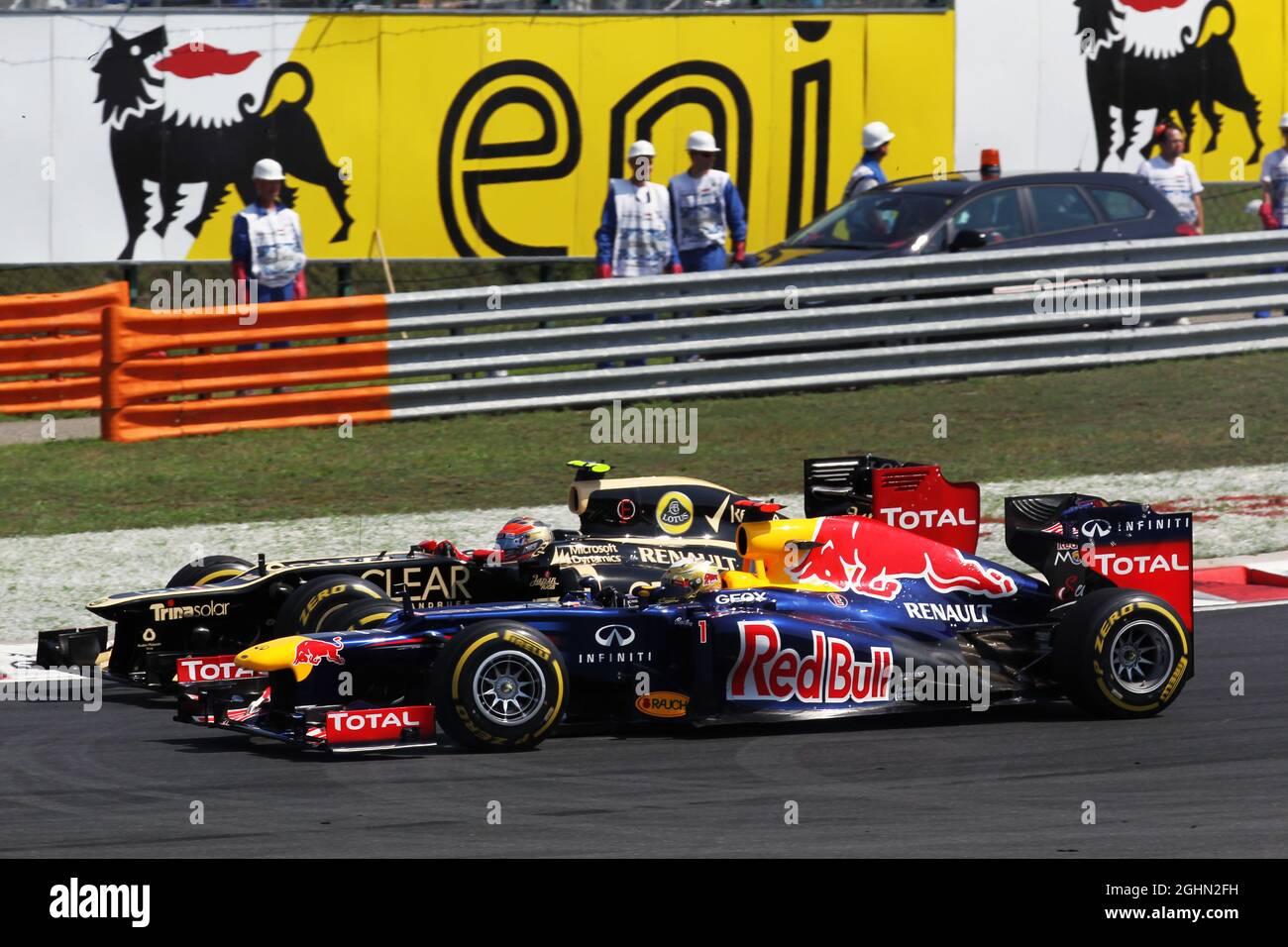 Romain Grosjean (fra) Lotus F1 E20 e Sebastian Vettel (GER) Red Bull Racing RB8 lottano per la posizione al via della gara. 29.07.2012. Formula 1 World Championship, Rd 11, Gran Premio d'Ungheria, Budapest, Ungheria, Giorno di gara Foto Stock