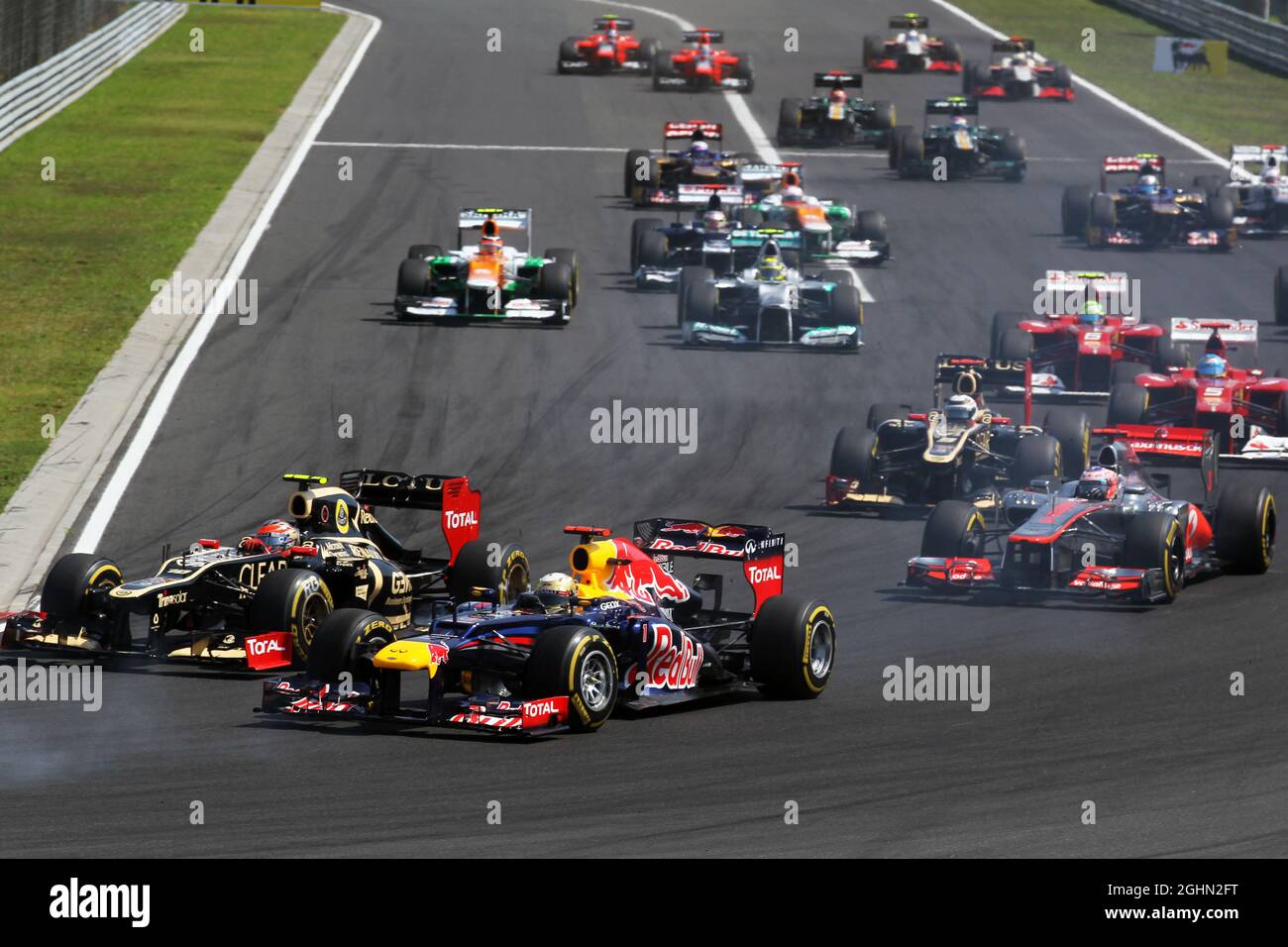 Romain Grosjean (fra) Lotus F1 E20 e Sebastian Vettel (GER) Red Bull Racing RB8 lottano per la posizione al via della gara. 29.07.2012. Formula 1 World Championship, Rd 11, Gran Premio d'Ungheria, Budapest, Ungheria, Giorno di gara Foto Stock
