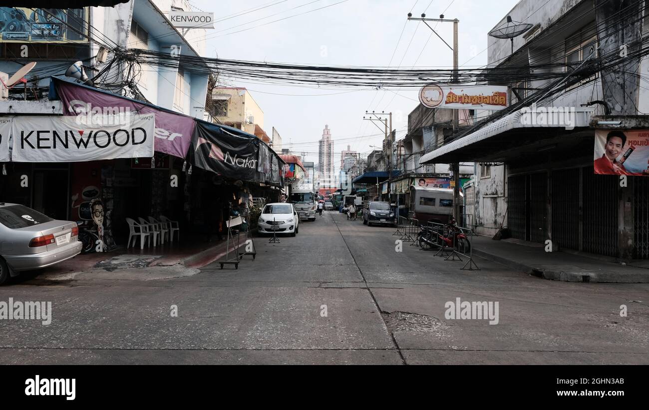 Entrando nel Klong Toey Fresh Market guardando verso nord dal Southern End a Narong Road Foto Stock