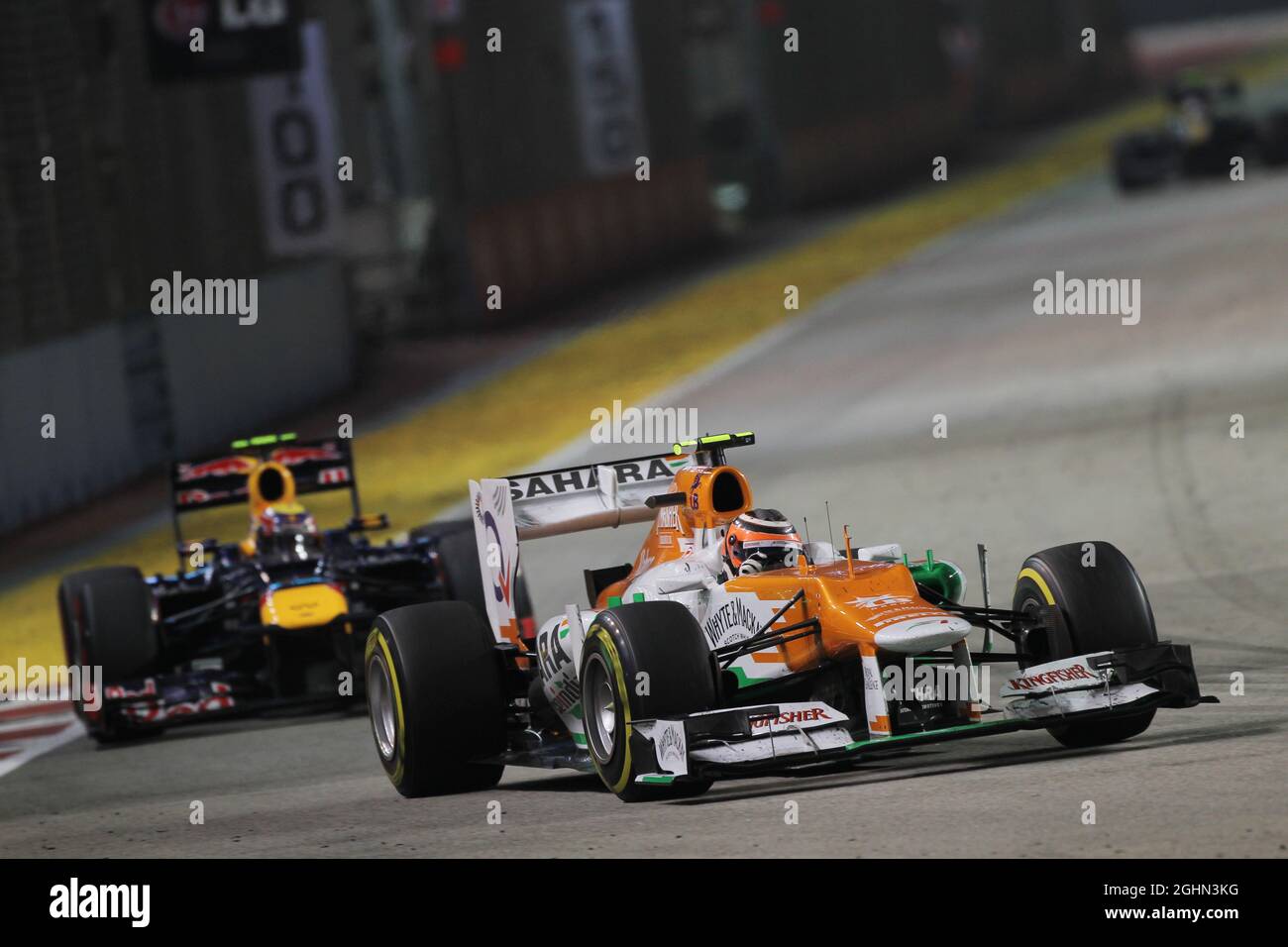 Nico Hulkenberg (GER) Sahara Force India F1 VJM05 guida Mark Webber (AUS) Red Bull Racing RB8. 23.09.2012. Formula 1 World Championship, Rd 14, Gran Premio di Singapore, Singapore, Singapore, Giorno di gara Foto Stock