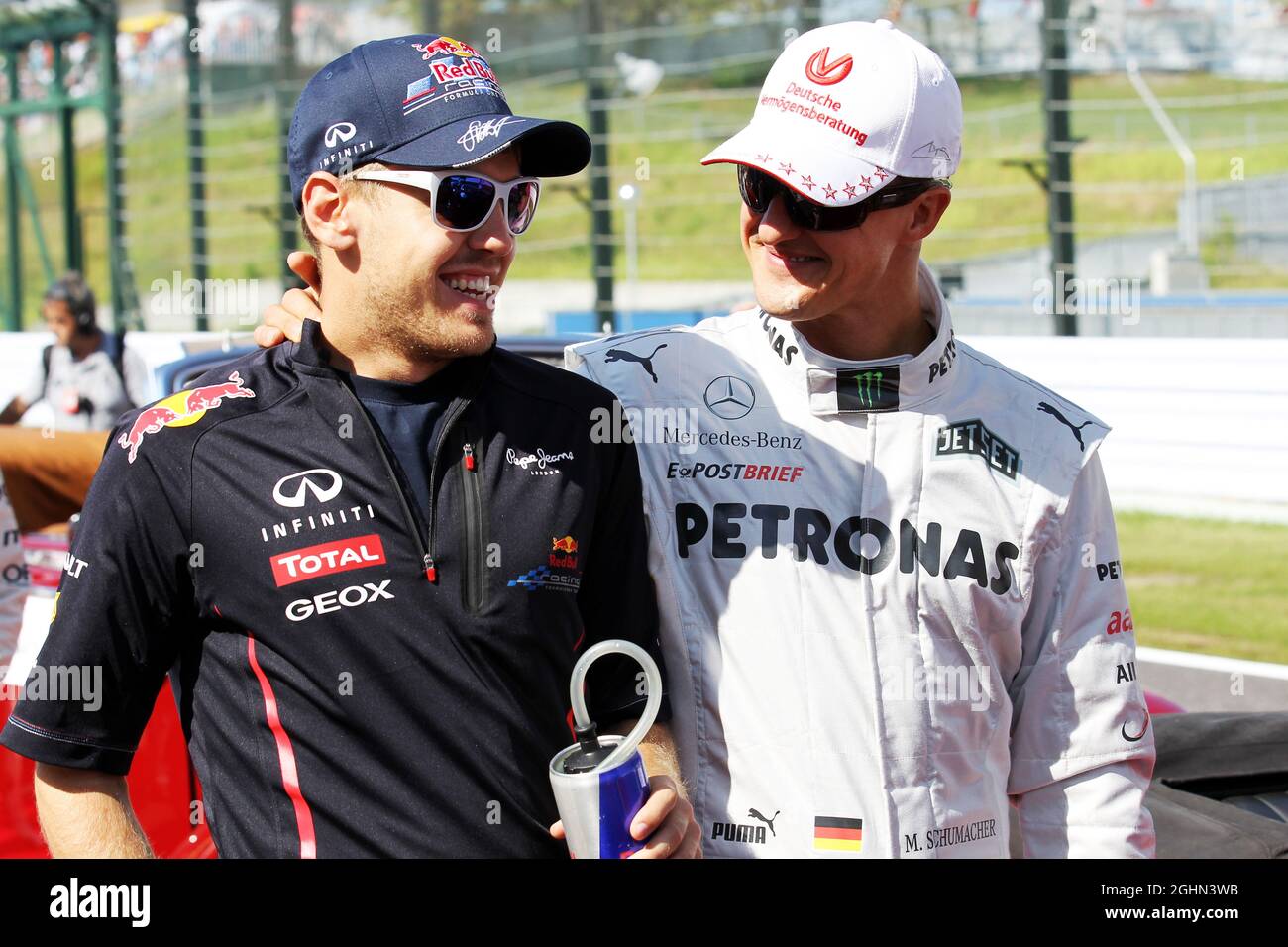 (Da L a R): Sebastian Vettel (GER) Red Bull Racing con Michael Schumacher (GER) Mercedes AMG F1 sulla sfilata dei piloti. 07.10.2012. Formula 1 World Championship, Rd 15, Gran Premio del Giappone, Suzuka, Giappone, Giorno di gara. Foto Stock