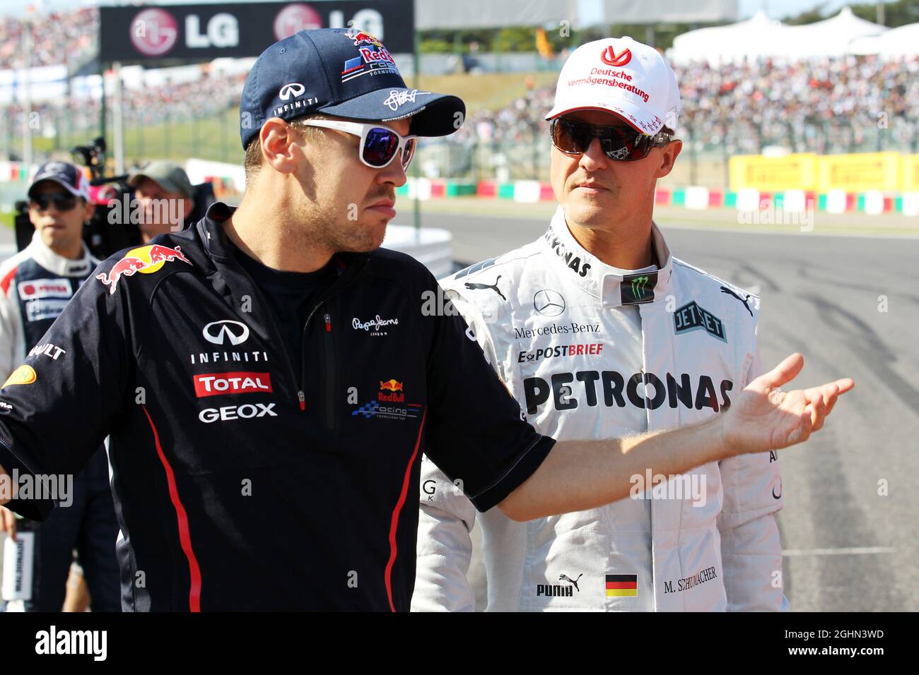 (Da L a R): Sebastian Vettel (GER) Red Bull Racing con Michael Schumacher (GER) Mercedes AMG F1 sulla sfilata dei piloti. 07.10.2012. Formula 1 World Championship, Rd 15, Gran Premio del Giappone, Suzuka, Giappone, Giorno di gara. Foto Stock