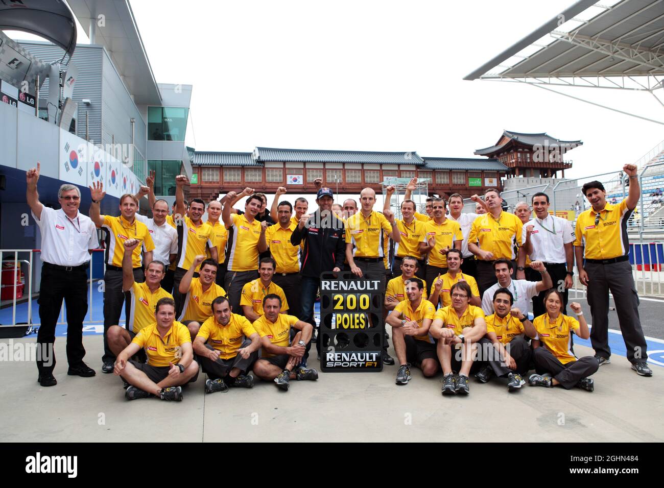 Pole sitter Mark Webber (AUS) la Red Bull Racing celebra la pole position 200 per la Renault in F1. 13.10.2012. Formula 1 World Championship, Rd 16, Gran Premio di Corea, Yeongam, Corea del Sud, Giorno di qualificazione. Foto Stock