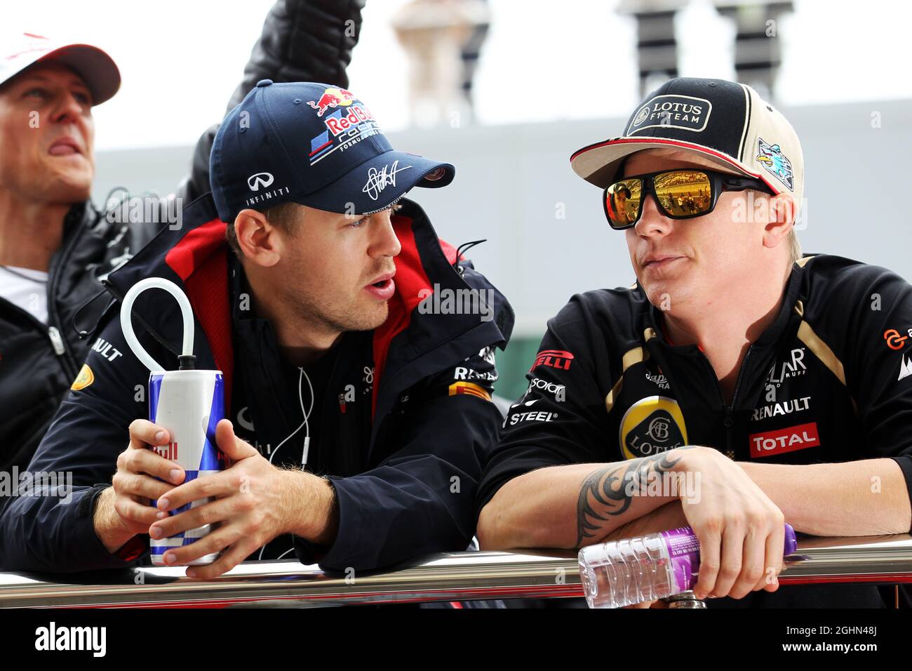 (Da L a R): Sebastian Vettel (GER) Red Bull Racing e Kimi Raikkonen (fin) Lotus F1 Team sulla sfilata dei piloti. 14.10.2012. Formula 1 World Championship, Rd 16, Gran Premio di Corea, Yeongam, Corea del Sud, Giorno di gara. Foto Stock