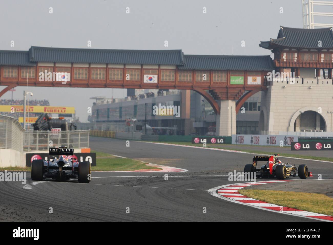 Kimi Raikkonen (fin) Lotus F1 E20 si porta ai box davanti a Mark Webber (AUS) Red Bull Racing RB8. 14.10.2012. Formula 1 World Championship, Rd 16, Gran Premio di Corea, Yeongam, Corea del Sud, Giorno di gara. Foto Stock