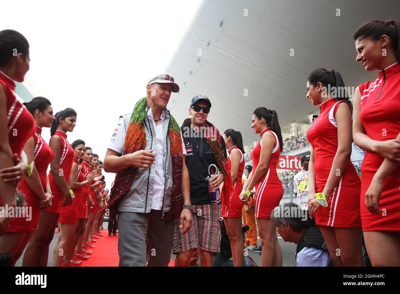 (Da L a R): Michael Schumacher (GER) Mercedes AMG F1 e Sebastian Vettel (GER) Red Bull Racing sulla sfilata dei piloti. 28.10.2012. Formula 1 World Championship, Rd 17, Indian Grand Prix, Nuova Delhi, India, Giorno di gara. Foto Stock