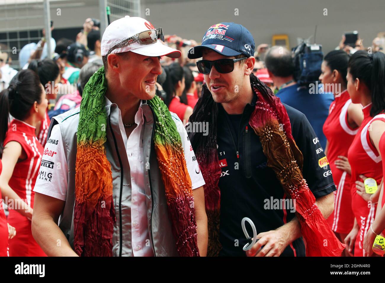 (Da L a R): Michael Schumacher (GER) Mercedes AMG F1 e Sebastian Vettel (GER) Red Bull Racing sulla sfilata dei piloti. 28.10.2012. Formula 1 World Championship, Rd 17, Indian Grand Prix, Nuova Delhi, India, Giorno di gara. Foto Stock