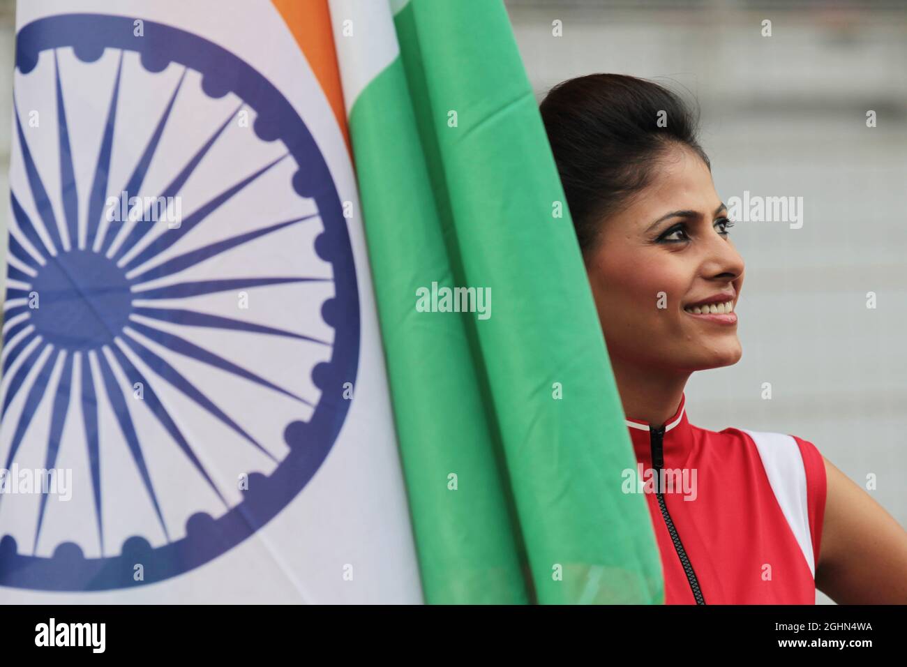 Ragazza griglia con la bandiera indiana. 28.10.2012. Formula 1 World Championship, Rd 17, Indian Grand Prix, Nuova Delhi, India, Giorno di gara. Foto Stock