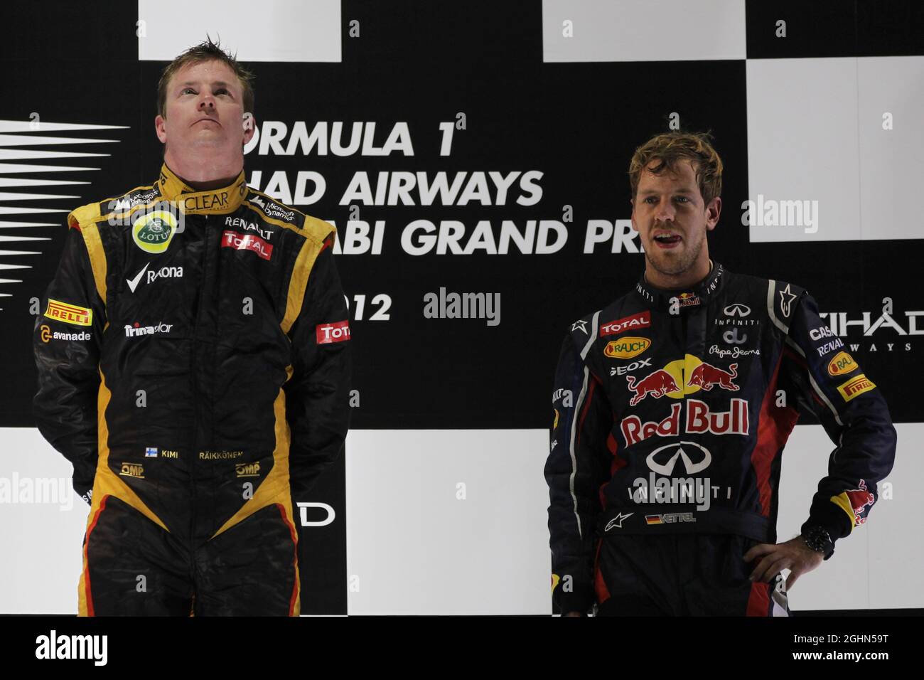 1° posto Kimi Raikkonen, Lotus Renault F1 Team con Sebastian Vettel (GER), Red Bull Racing 04.11.2012. Campionato del mondo di Formula 1, Rd 18, Gran Premio di Abu Dhabi, Abu Dhabi, Emirati Arabi Uniti, Race Day Foto Stock