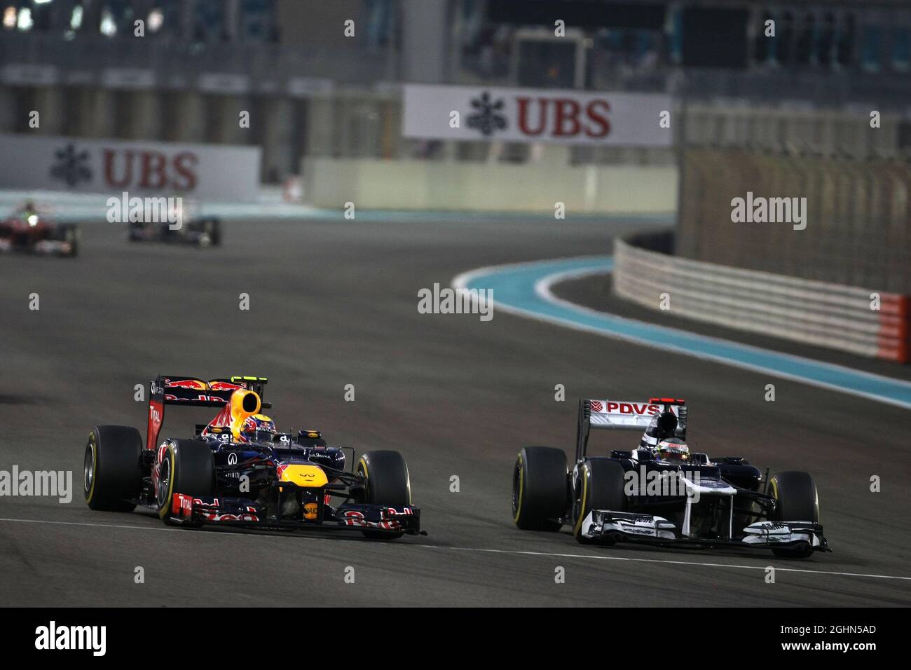 Mark Webber (AUS), Red Bull Racing e Pastor Maldonado (VEN), Williams F1 Team 04.11.2012. Campionato del mondo di Formula 1, Rd 18, Gran Premio di Abu Dhabi, Abu Dhabi, Emirati Arabi Uniti, Race Day Foto Stock