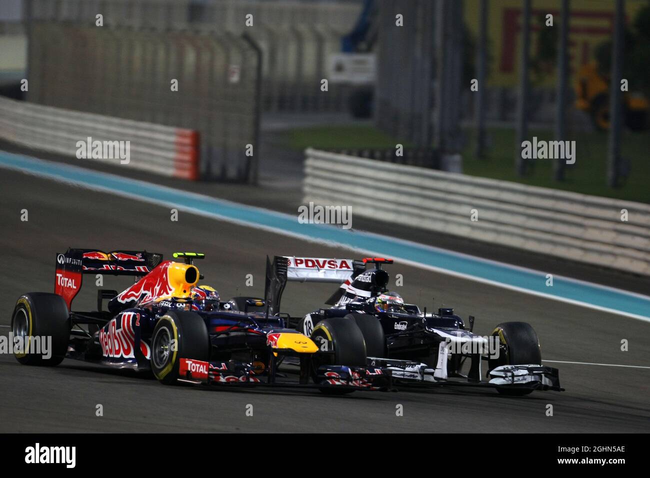 Mark Webber (AUS), Red Bull Racing e Pastor Maldonado (VEN), Williams F1 Team 04.11.2012. Campionato del mondo di Formula 1, Rd 18, Gran Premio di Abu Dhabi, Abu Dhabi, Emirati Arabi Uniti, Race Day Foto Stock