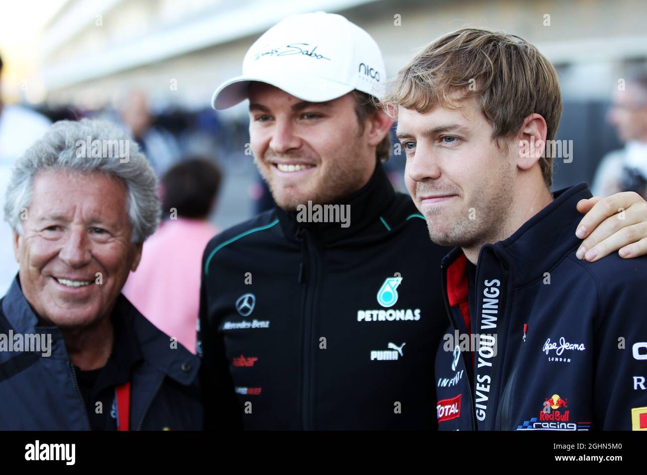 (Da L a R): Mario Andretti (USA) con Nico Rosberg (GER) Mercedes AMG F1 e Sebastian Vettel (GER) Red Bull Racing. 16.11.2012. Formula 1 World Championship, Rd 19, United States Grand Prix, Austin, Texas, USA, Practice Day. Foto Stock