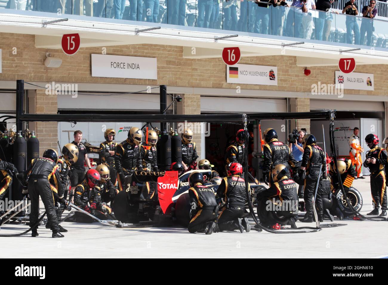 Romain Grosjean (fra) Lotus F1 E20 fa un pit stop. 18.11.2012. Formula 1 World Championship, Rd 19, United States Grand Prix, Austin, Texas, USA, Race Day. Foto Stock
