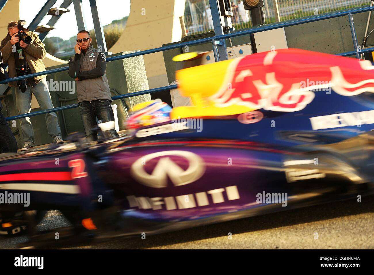 Lewis Hamilton (GBR) Mercedes AMG F1 watches Mark Webber (AUS) Red Bull Racing passa ai box. 05.02.2013. Test formula uno, giorno uno, Jerez, Spagna. Foto Stock