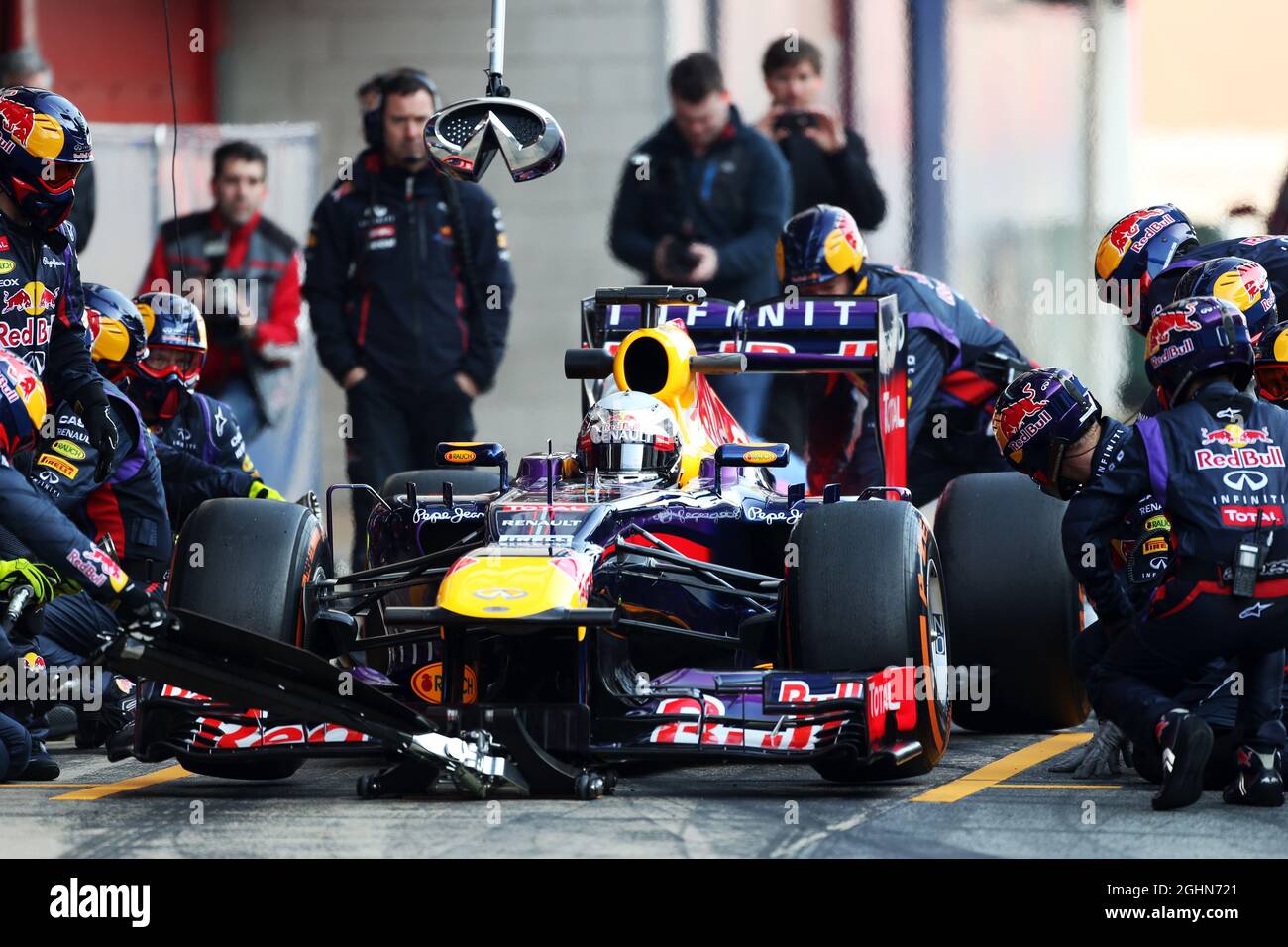 Sebastian Vettel (GER) Red Bull Racing RB9 si ferma ai box. 20.02.2013. Test formula uno, giorno due, Barcellona, Spagna. Foto Stock