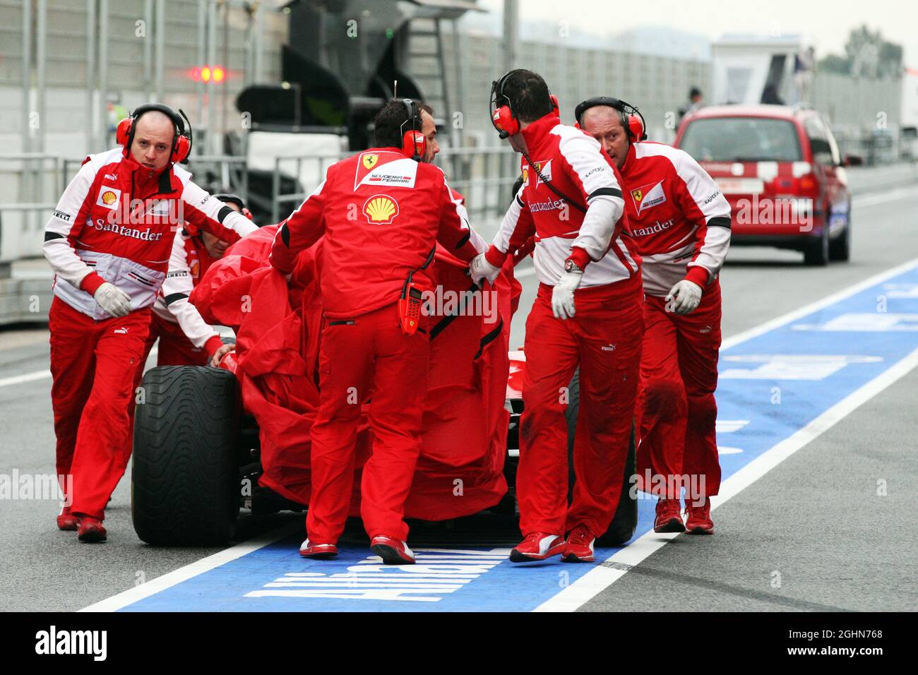 Felipe massa (BRA) la Ferrari F138 viene recuperata dopo una sosta ai box. 22.02.2013. Test formula uno, giorno quattro, Barcellona, Spagna. Foto Stock