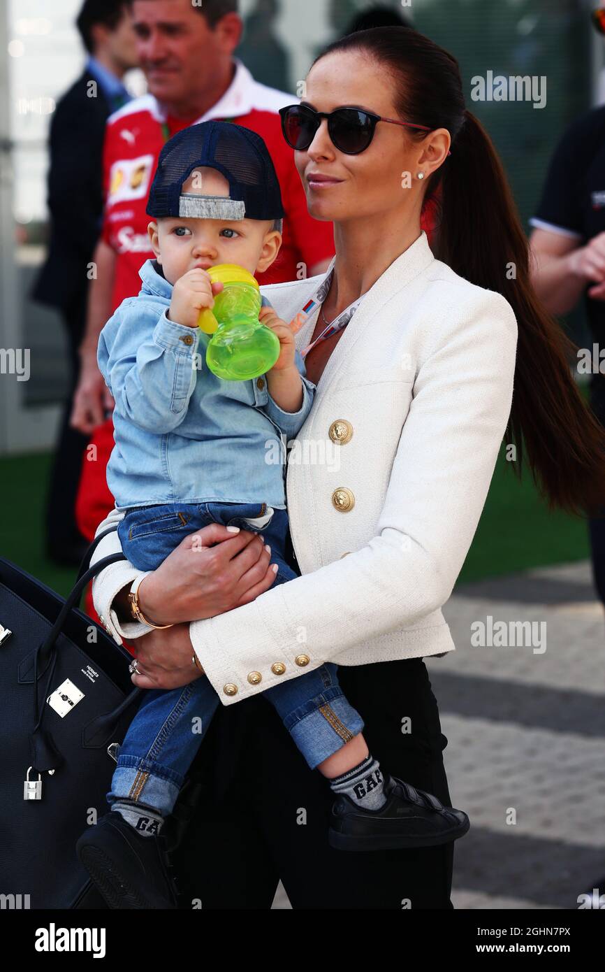 Minttu Virtanen (fin), moglie di Kimi Raikkonen (fin) Ferrari, con il loro figlio Robin. 29.10.2016. Formula 1 World Championship, Rd 4, Gran Premio di Russia, Sochi Autodrom, Sochi, Russia, giorno della pratica. Il credito fotografico dovrebbe essere: XPB/Press Association Images. Foto Stock