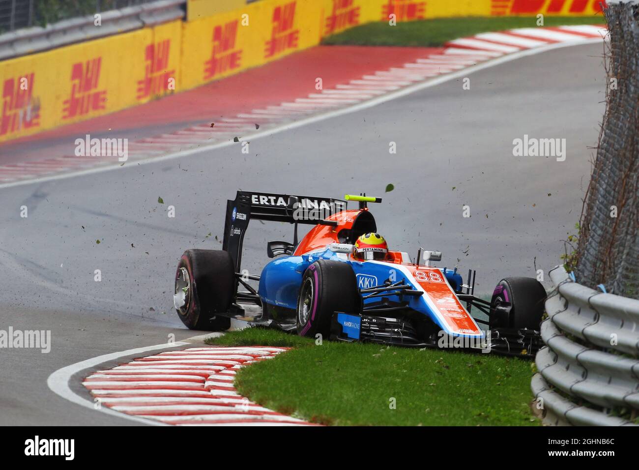 Rio Haryanto (IDN) Manor Racing MRT05 si è schiantato durante le qualifiche. 11.06.2016. Formula 1 World Championship, Rd 7, Canadian Grand Prix, Montreal, Canada, Giorno di qualificazione. Il credito fotografico dovrebbe essere: XPB/Press Association Images. Foto Stock