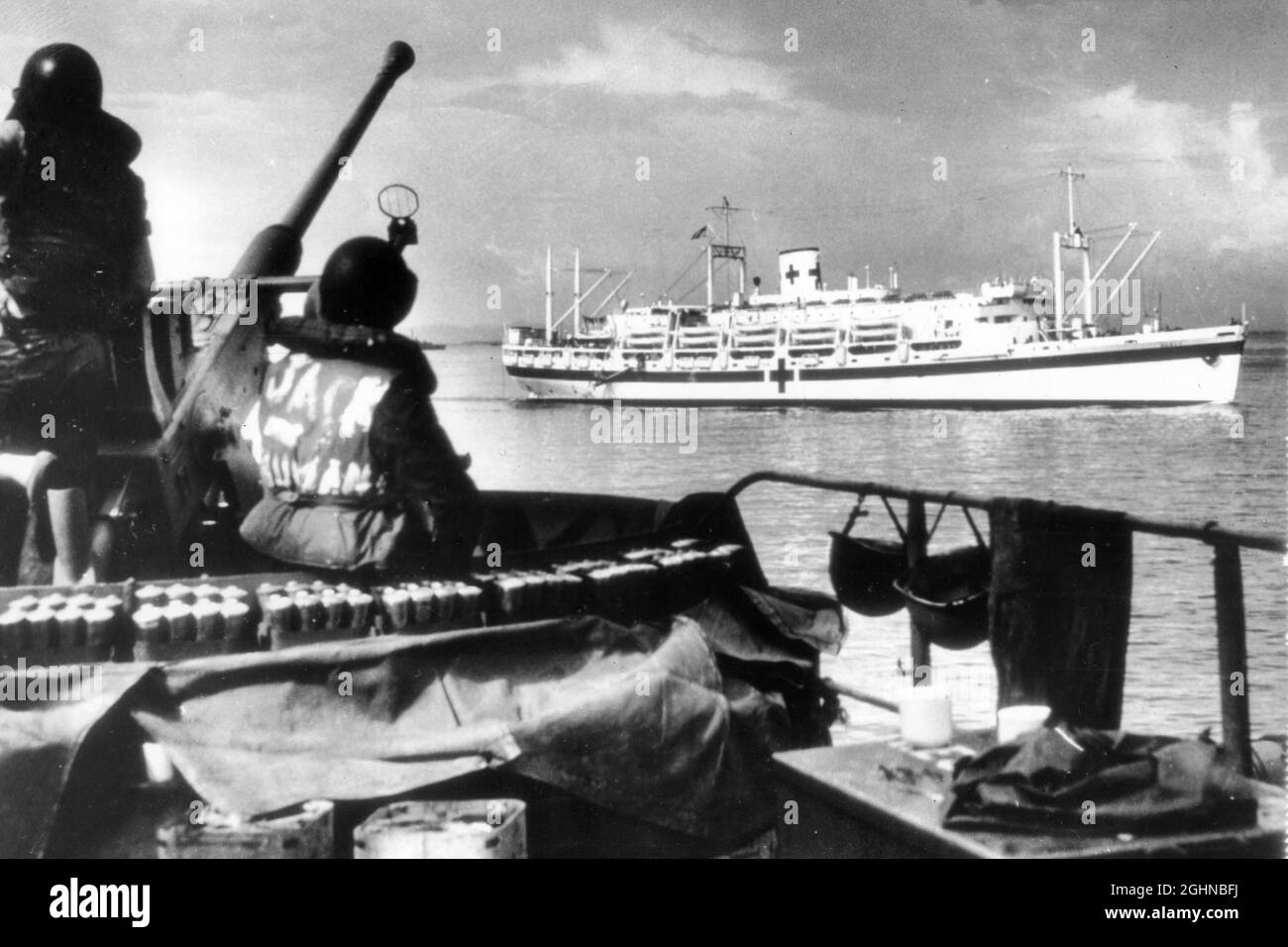 Nave ospedaliera coperta da cannanti AA. SECONDA GUERRA MONDIALE Foto Stock