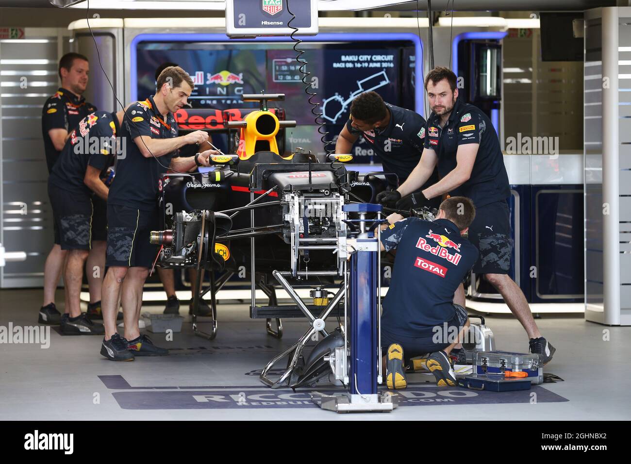 Red Bull Racing RB12 di Daniel Ricciardo (AUS) Red Bull Racing preparata ai box. 16.06.2016. Formula 1 World Championship, Rd 8, European Grand Prix, Baku Street Circuit, Azerbaijan, Giorno di preparazione. Il credito fotografico dovrebbe essere: XPB/Press Association Images. Foto Stock