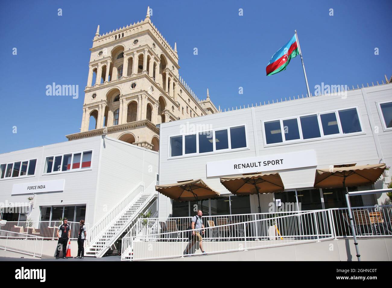 Costruzione del team Renault Sport F1 nel paddock. 16.06.2016. Formula 1 World Championship, Rd 8, European Grand Prix, Baku Street Circuit, Azerbaijan, Giorno di preparazione. Il credito fotografico dovrebbe essere: XPB/Press Association Images. Foto Stock