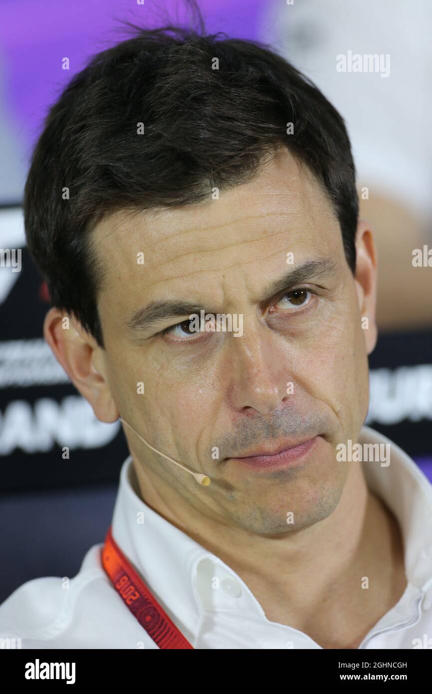 Toto Wolff (GER) Mercedes AMG F1, azionista e direttore esecutivo della FIA Press Conference. 17.06.2016. Formula 1 World Championship, Rd 8, European Grand Prix, Baku Street Circuit, Azerbaijan, Giorno della pratica. Il credito fotografico dovrebbe essere: XPB/Press Association Images. Foto Stock