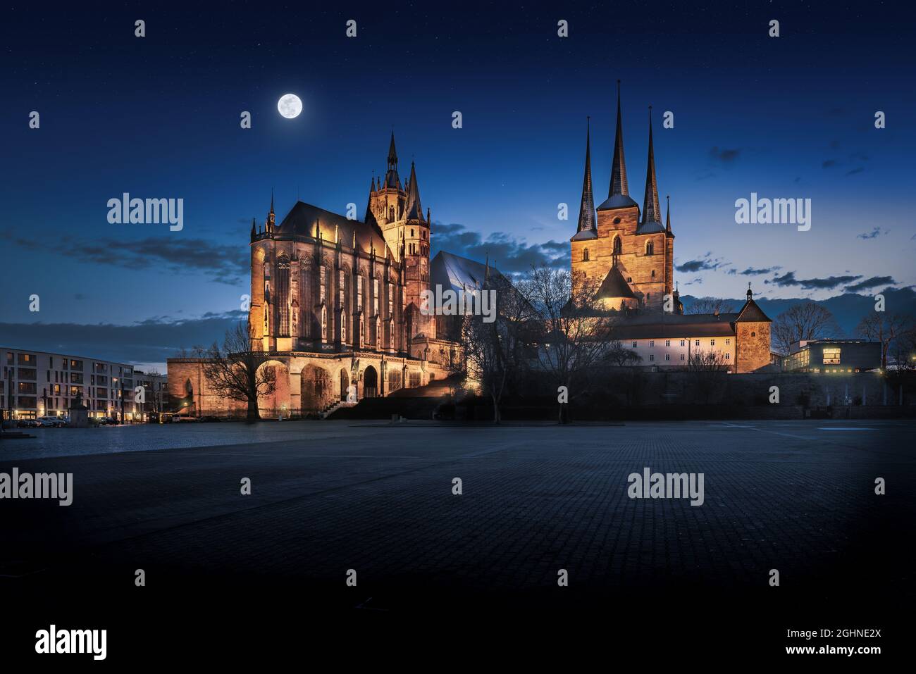 Piazza Domplatz Vista con Cattedrale di Erfurt e Chiesa di San Severus (Severikirche) di notte - Erfurt, Turingia, Germania Foto Stock