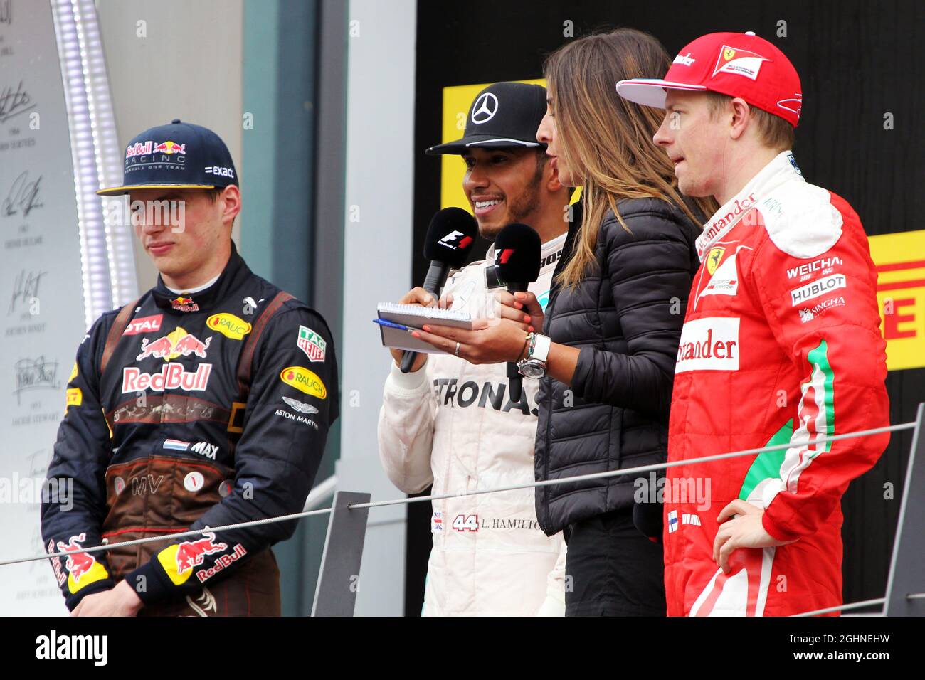 Il podio (da L a R): Max Verstappen (NLD) Red Bull Racing, secondo; Lewis Hamilton (GBR) Mercedes AMG F1, vincitore di gara; Noemi de Miguel (ESP) TV Presenter; Kimi Raikkonen (fin) Ferrari, terzo. 03.07.2016. Formula 1 World Championship, Rd 9, Gran Premio d'Austria, Spielberg, Austria, Giorno di gara. Il credito fotografico dovrebbe essere: XPB/Press Association Images. Foto Stock