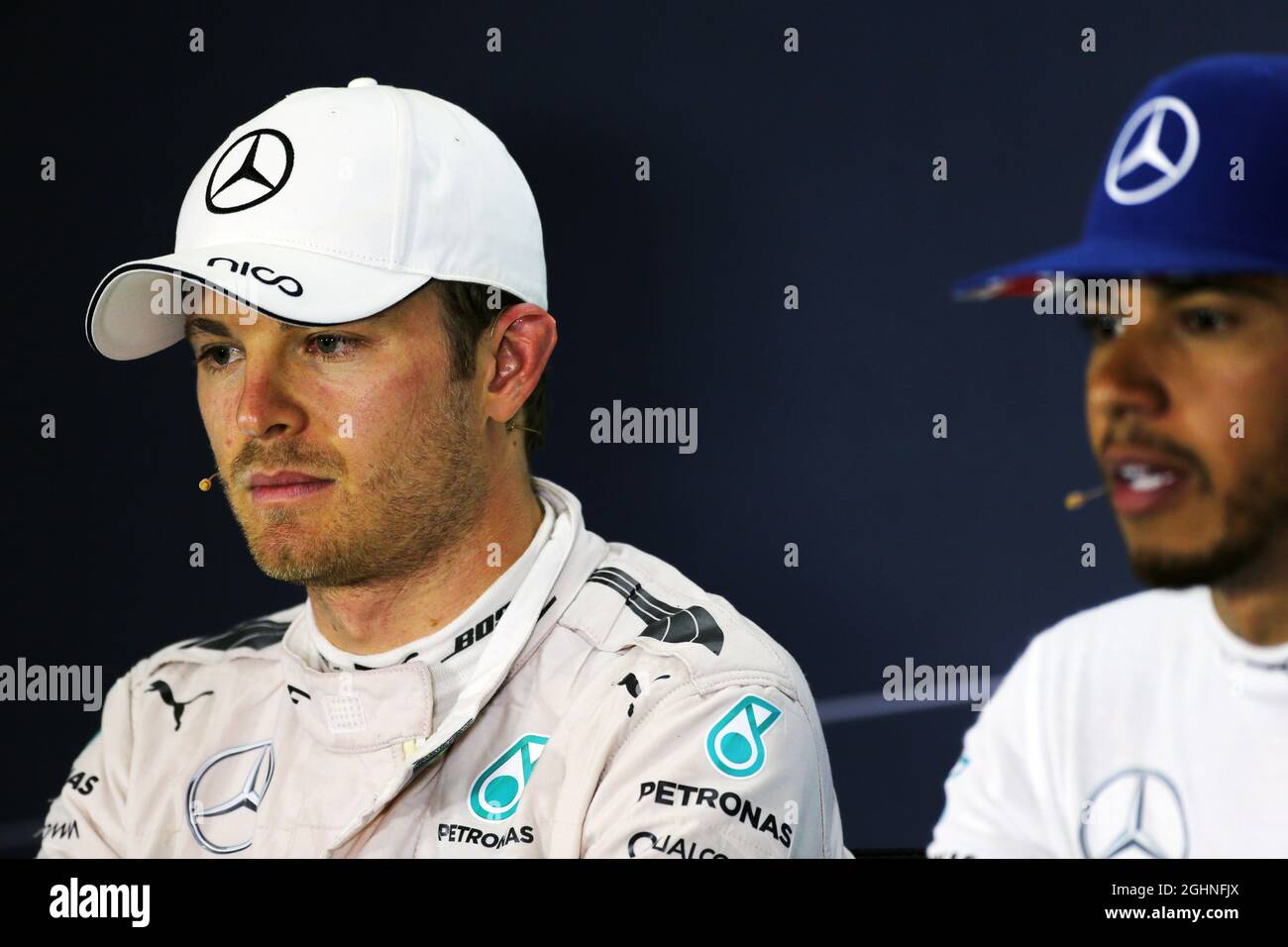 Lewis Hamilton (GBR) Mercedes AMG F1 e il compagno di squadra Nico Rosberg (GER) Mercedes AMG F1 nella FIA Press Conference. 10.07.2016. Formula 1 World Championship, Rd 10, Gran Premio di Gran Bretagna, Silverstone, Inghilterra, Giorno di gara. Il credito fotografico dovrebbe essere: XPB/Press Association Images. Foto Stock