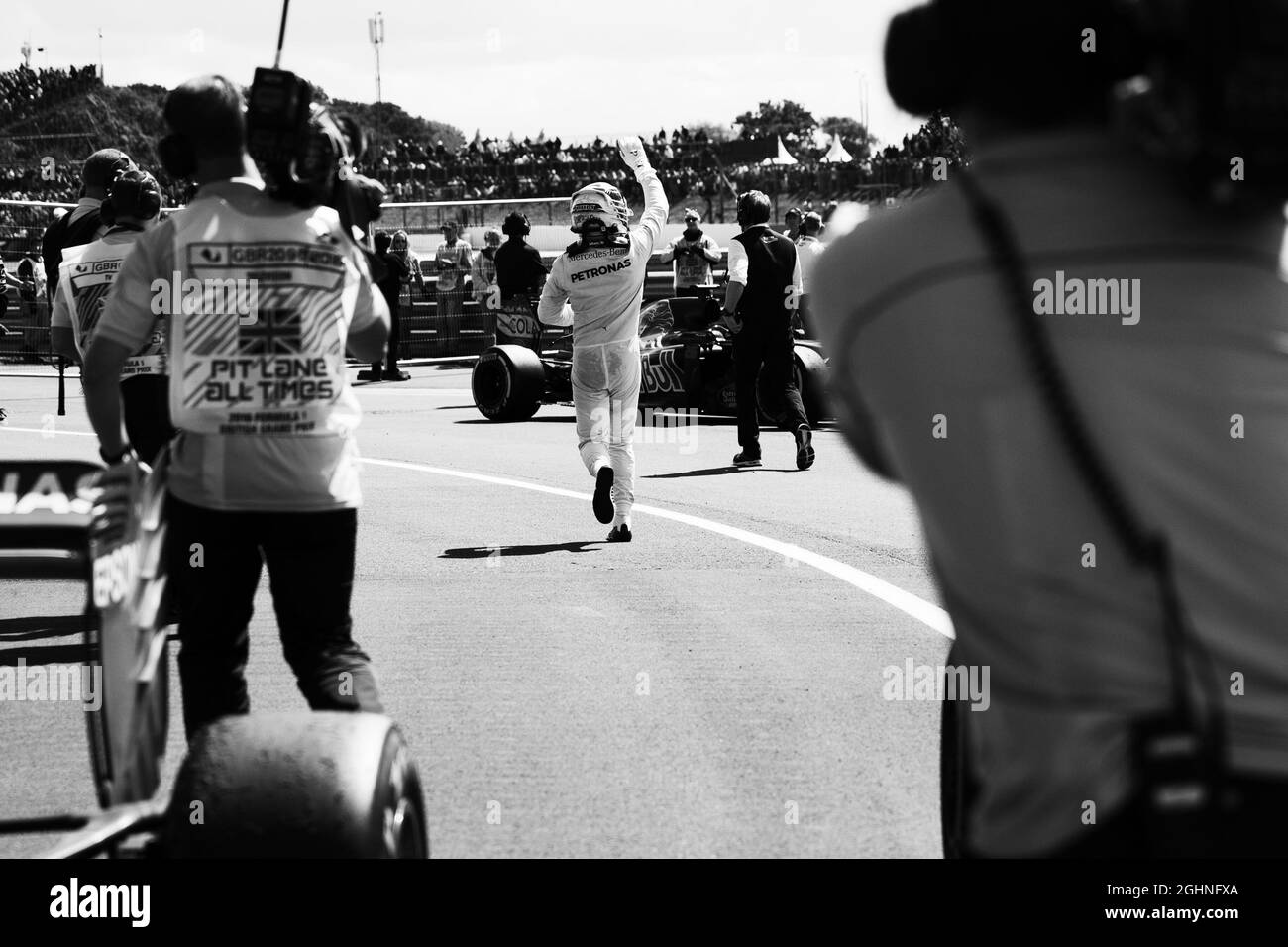 Il vincitore della gara Lewis Hamilton (GBR) Mercedes AMG F1 festeggia in parc ferme. 10.07.2016. Formula 1 World Championship, Rd 10, Gran Premio di Gran Bretagna, Silverstone, Inghilterra, Giorno di gara. Il credito fotografico dovrebbe essere: XPB/Press Association Images. Foto Stock