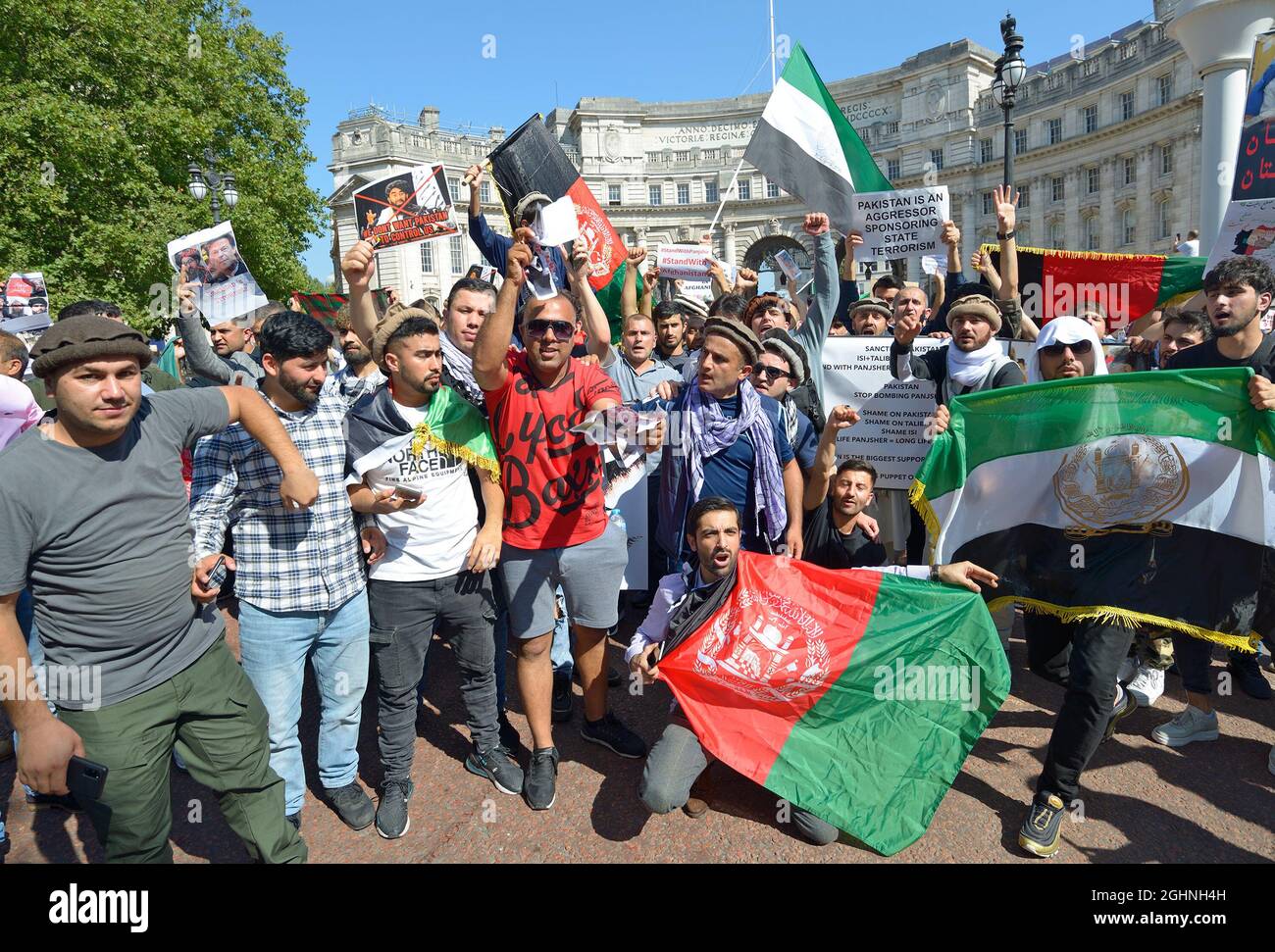 Londra, Regno Unito. 7 Settembre 2021. Gli afghani si riuniscono in gran numero fuori Downing Street prima di attraversare il centro di Londra protestando contro la situazione in Afghanistan e ciò che vedono come il coinvolgimento dei governi pakistani. Credit: Phil Robinson/Alamy Live News Foto Stock