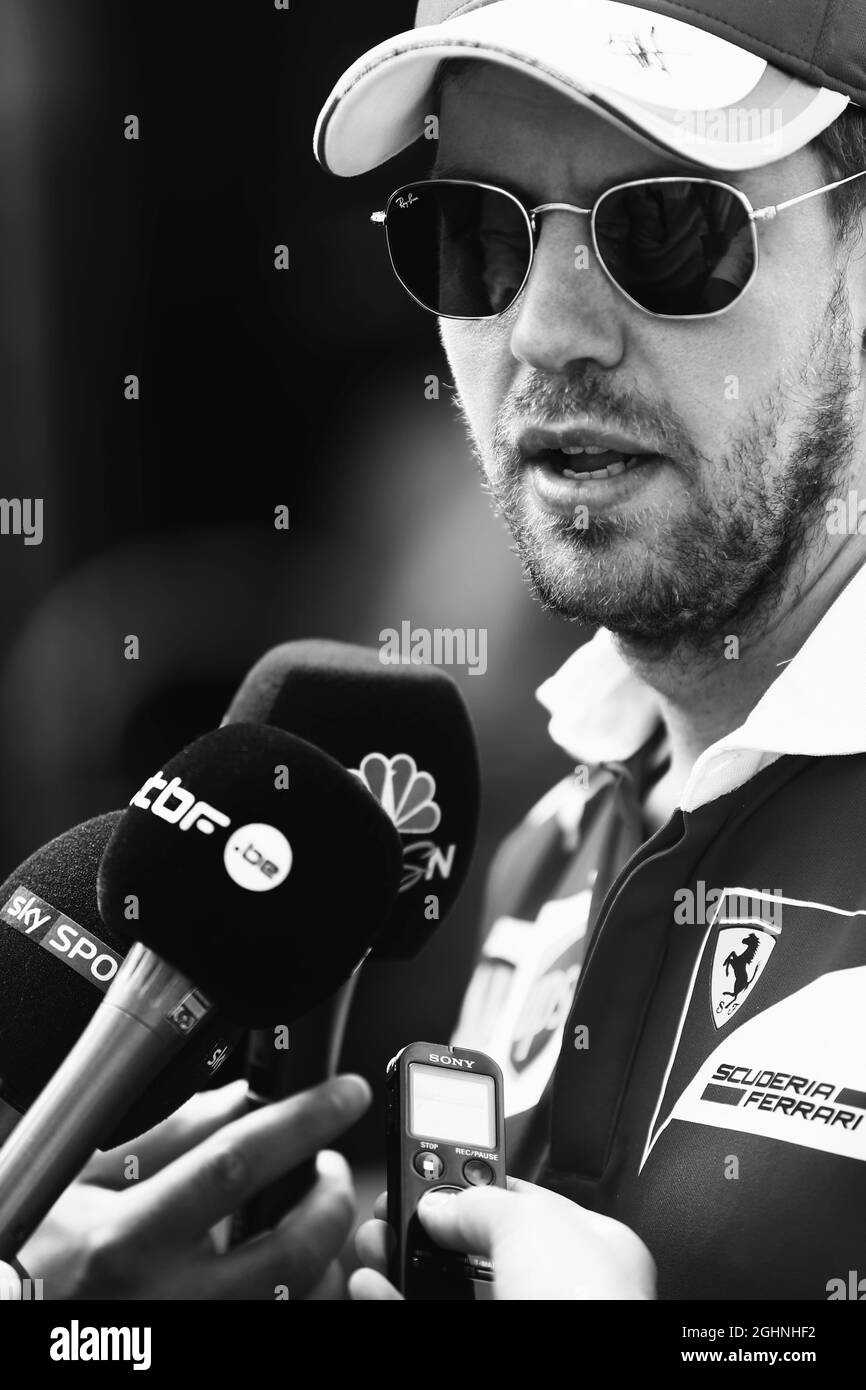 Sebastian Vettel (GER) Ferrari con i media. 28.07.2016. Formula 1 World Championship, Rd 12, Gran Premio di Germania, Hockenheim, Germania, Giorno di preparazione. Il credito fotografico dovrebbe essere: XPB/Press Association Images. Foto Stock