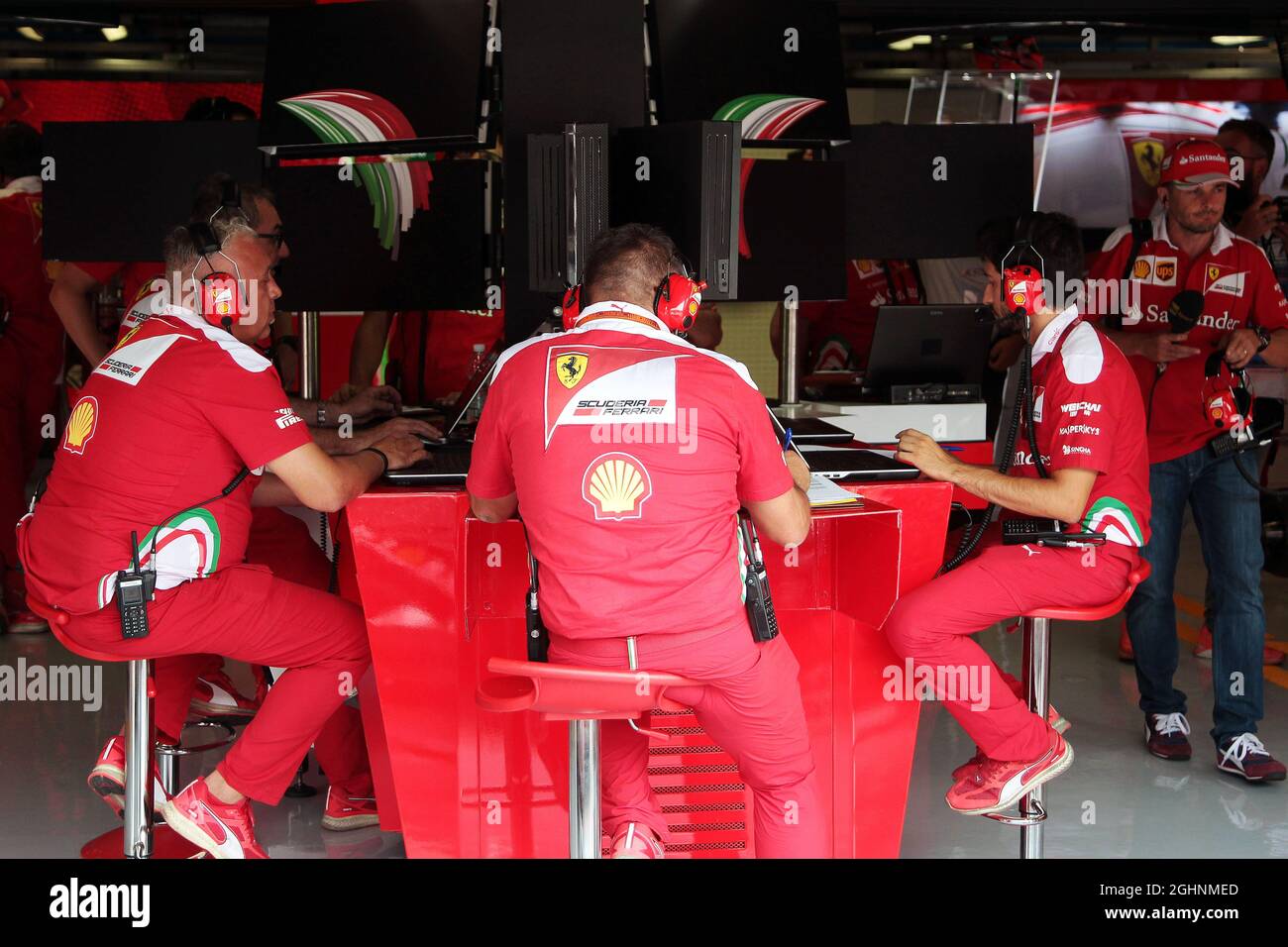 Ingegneri Ferrari nella console centrale del box garage. 02.09.2016. Campionato del mondo formula 1, Rd 14, Gran Premio d'Italia, Monza, Italia, Giorno della pratica. Il credito fotografico dovrebbe essere: XPB/Press Association Images. Foto Stock