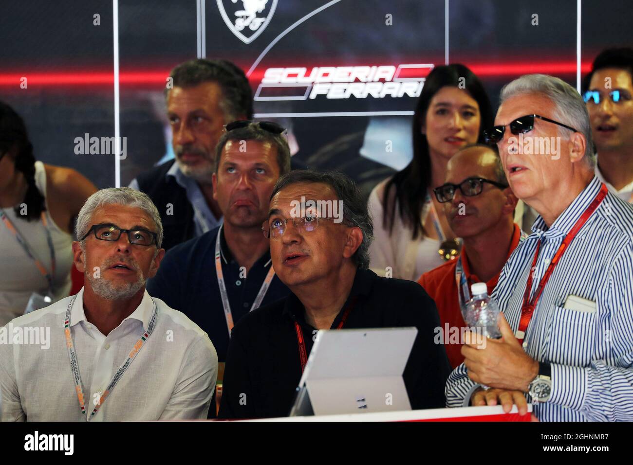 Sergio Marchionne (ITA), Presidente Ferrari e Amministratore Delegato di Fiat Chrysler Automobiles (Centro) e Piero Ferrari (ITA) Vice-Presidente Ferrari (a destra) guardano le qualifiche. 03.09.2016. Campionato del mondo formula 1, Rd 14, Gran Premio d'Italia, Monza, Italia, Giorno di qualificazione. Il credito fotografico dovrebbe essere: XPB/Press Association Images. Foto Stock