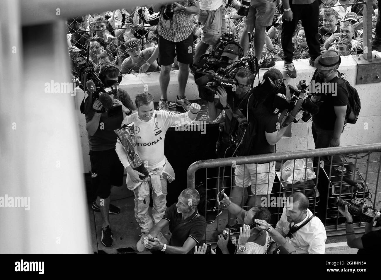 Il vincitore della gara Nico Rosberg (GER) Mercedes AMG F1 festeggia con i tifosi. 04.09.2016. Campionato del mondo formula 1, Rd 14, Gran Premio d'Italia, Monza, Italia, Giorno di gara. Il credito fotografico dovrebbe essere: XPB/Press Association Images. Foto Stock