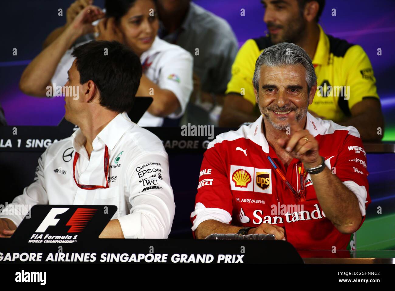 (Da L a R): Toto Wolff (GER), azionista ed Amministratore Delegato Mercedes AMG F1 e Maurizio Arrivabene (ITA), responsabile del Team Ferrari alla FIA Press Conference. 16.09.2016. Formula 1 World Championship, Rd 15, Singapore Grand Prix, Marina Bay Street Circuit, Singapore, Practice Day. Il credito fotografico dovrebbe essere: XPB/Press Association Images. Foto Stock