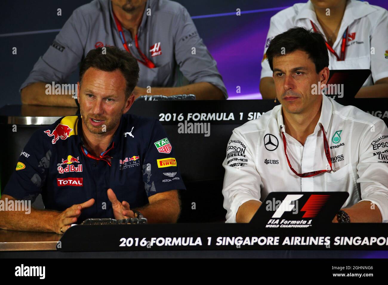 (Da L a R): Christian Horner (GBR) Red Bull Racing Team Principal e Toto Wolff (GER) Mercedes AMG F1 azionista e Direttore Esecutivo alla FIA Press Conference. 16.09.2016. Formula 1 World Championship, Rd 15, Singapore Grand Prix, Marina Bay Street Circuit, Singapore, Practice Day. Il credito fotografico dovrebbe essere: XPB/Press Association Images. Foto Stock