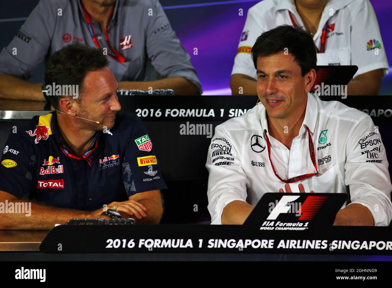 (Da L a R): Christian Horner (GBR) Red Bull Racing Team Principal e Toto Wolff (GER) Mercedes AMG F1 azionista e Direttore Esecutivo alla FIA Press Conference. 16.09.2016. Formula 1 World Championship, Rd 15, Singapore Grand Prix, Marina Bay Street Circuit, Singapore, Practice Day. Il credito fotografico dovrebbe essere: XPB/Press Association Images. Foto Stock