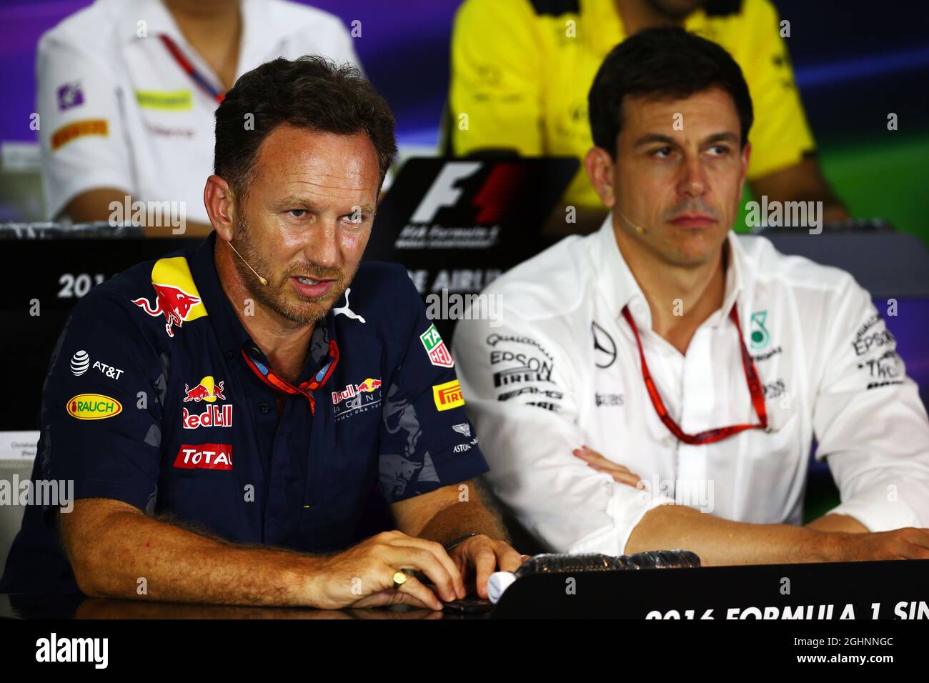 (Da L a R): Christian Horner (GBR) Red Bull Racing Team Principal e Toto Wolff (GER) Mercedes AMG F1 azionista e Direttore Esecutivo alla FIA Press Conference. 16.09.2016. Formula 1 World Championship, Rd 15, Singapore Grand Prix, Marina Bay Street Circuit, Singapore, Practice Day. Il credito fotografico dovrebbe essere: XPB/Press Association Images. Foto Stock