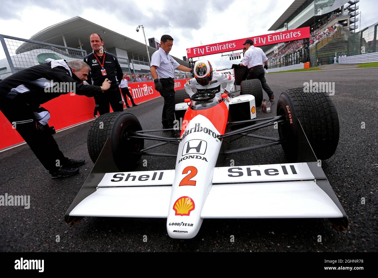 Stoffel Vandoorne (bel) McLaren Test and Reserve driver guida la 1989 McLaren MP4/5 di Alain Prost (fra). 09.10.2016. Formula 1 World Championship, Rd 17, Gran Premio del Giappone, Suzuka, Giappone, Giorno di gara. Il credito fotografico dovrebbe essere: XPB/Press Association Images. Foto Stock
